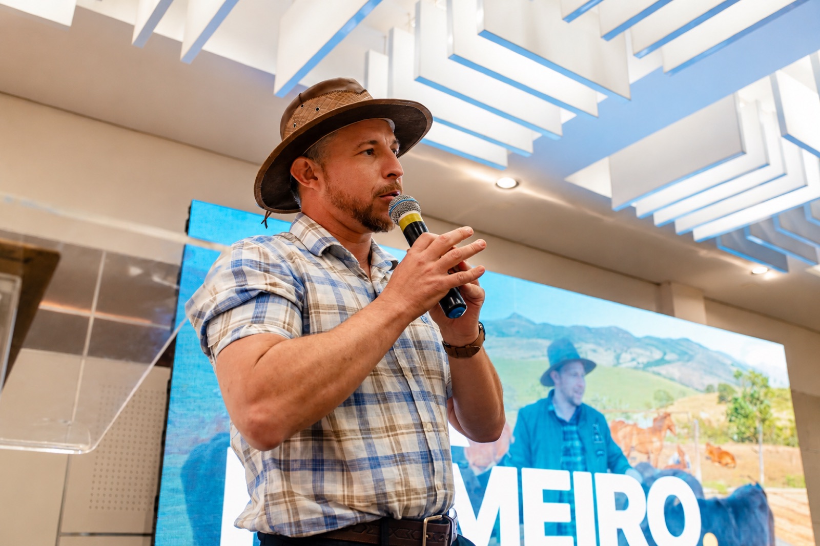Lucas Dierings no palco palestrando para evento de agronegócio