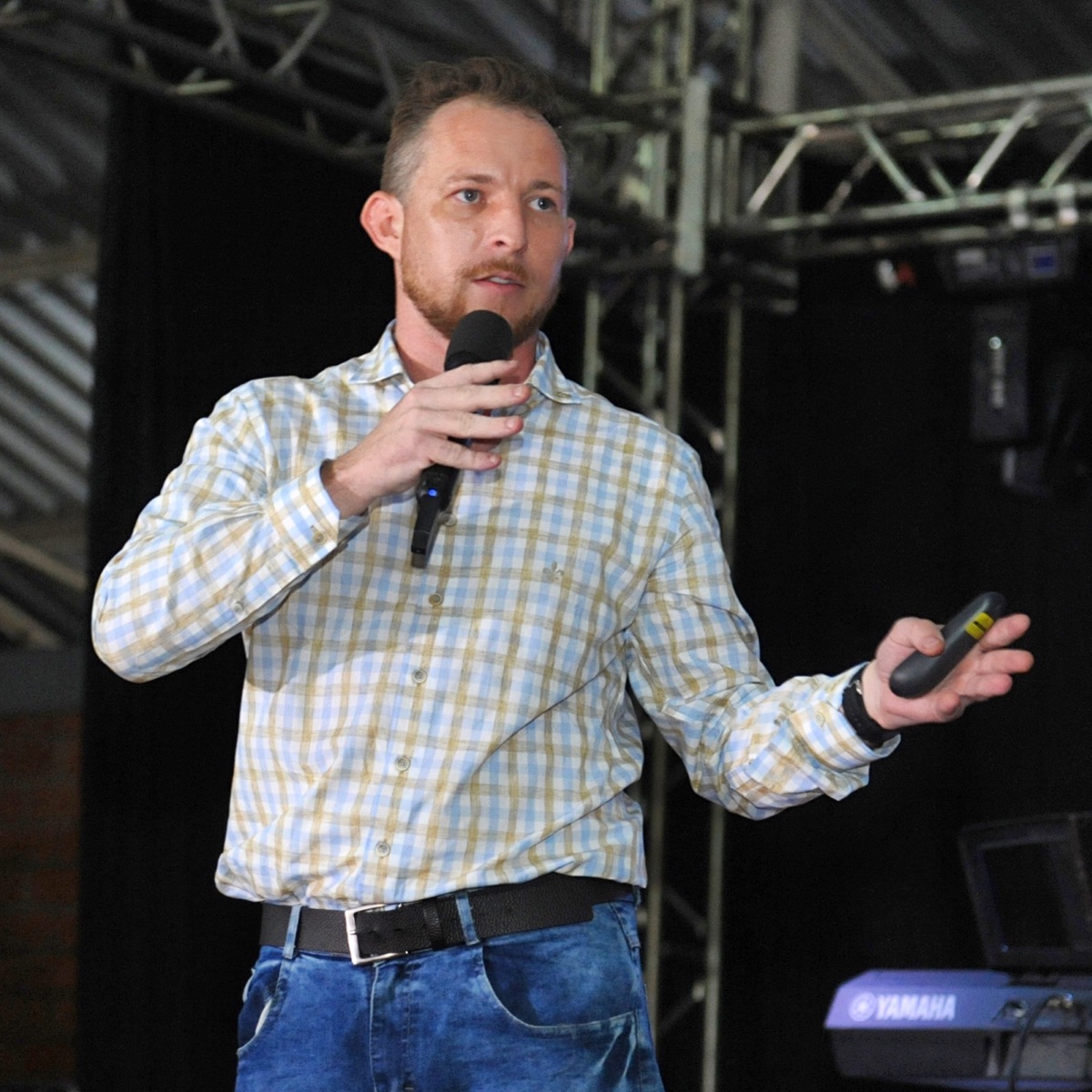 Lucas Dierings ao microfone durante palestra em sindicato rural