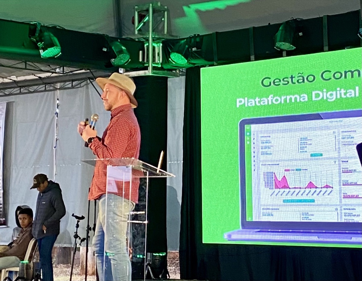 Lucas Dierings palestrando sobre gestão em palco de evento do agronegócio
