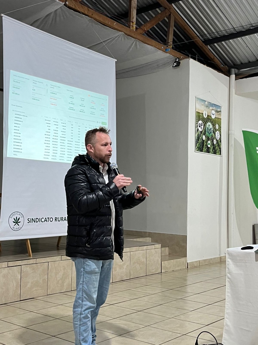 Lucas Dierings apresentando números de gestão financeira para produtores em sindicato rural